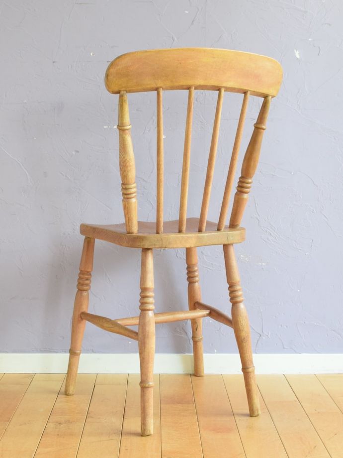 アンティークチェアの後ろ姿