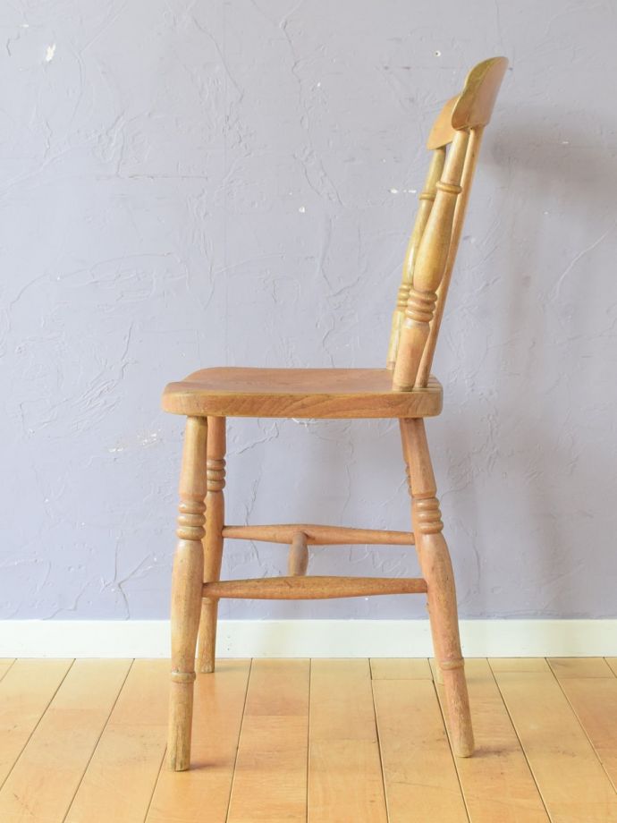 アンティークチェアの横顔