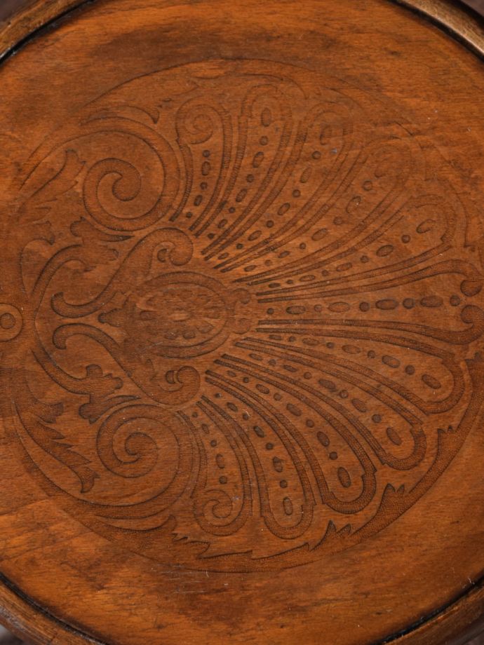 アンティークの椅子の座面の模様