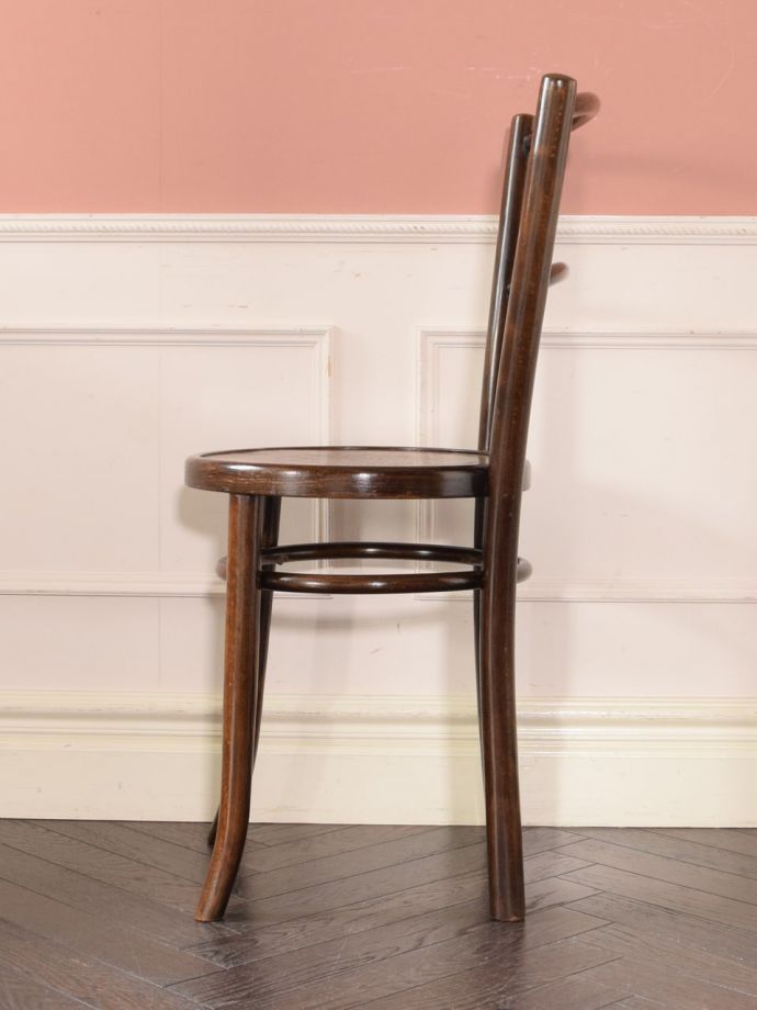 ベントウッドチェアの側面