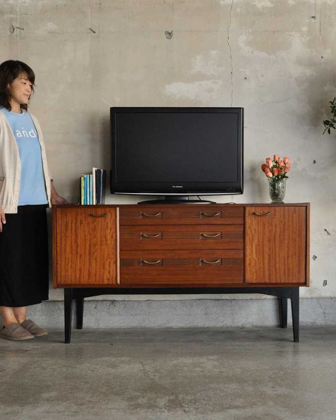 サイドボード アンティーク家具 ブラックのラインがカッコイイ、北欧テイストのヴィンテージサイドボード。スッキリとかっこいいデザインが特徴のサイドボード。(k-1753-f)