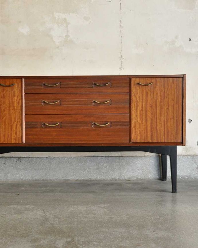 サイドボード アンティーク家具 ブラックのラインがカッコイイ、北欧テイストのヴィンテージサイドボード。北欧家具のお部屋にピッタリ!男女ともに人気のシンプルでスタイリッシュなインテリアです。(k-1753-f)