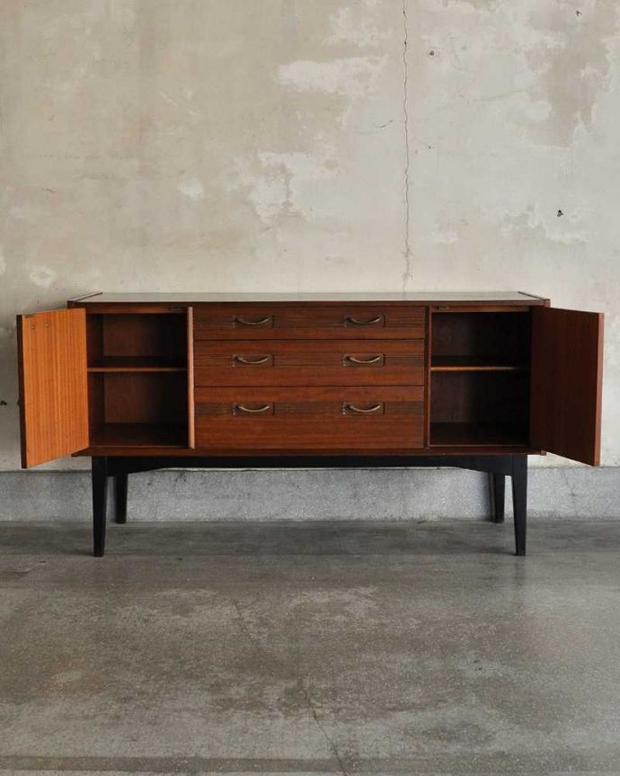 サイドボード アンティーク家具 ブラックのラインがカッコイイ、北欧テイストのヴィンテージサイドボード。扉の奥はたっぷり収納。(k-1753-f)