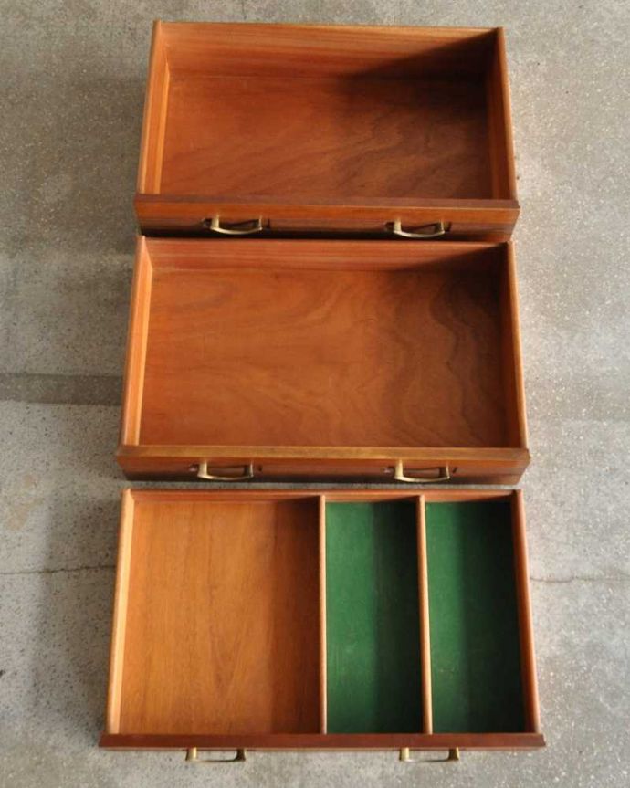 サイドボード アンティーク家具 ブラックのラインがカッコイイ、北欧テイストのヴィンテージサイドボード。引き出しがあるので細かいものもしまえます。(k-1753-f)