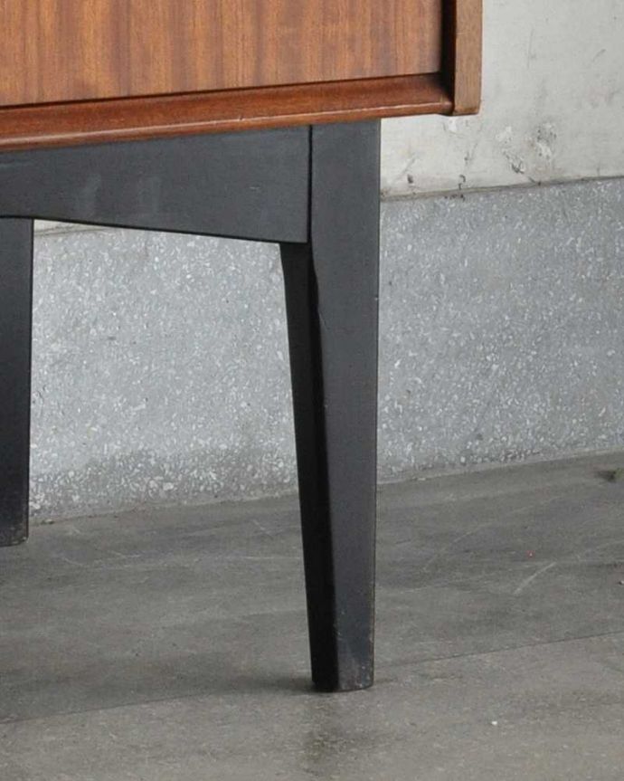 サイドボード アンティーク家具 ブラックのラインがカッコイイ、北欧テイストのヴィンテージサイドボード。脚はすっきりしたデザインです。(k-1753-f)