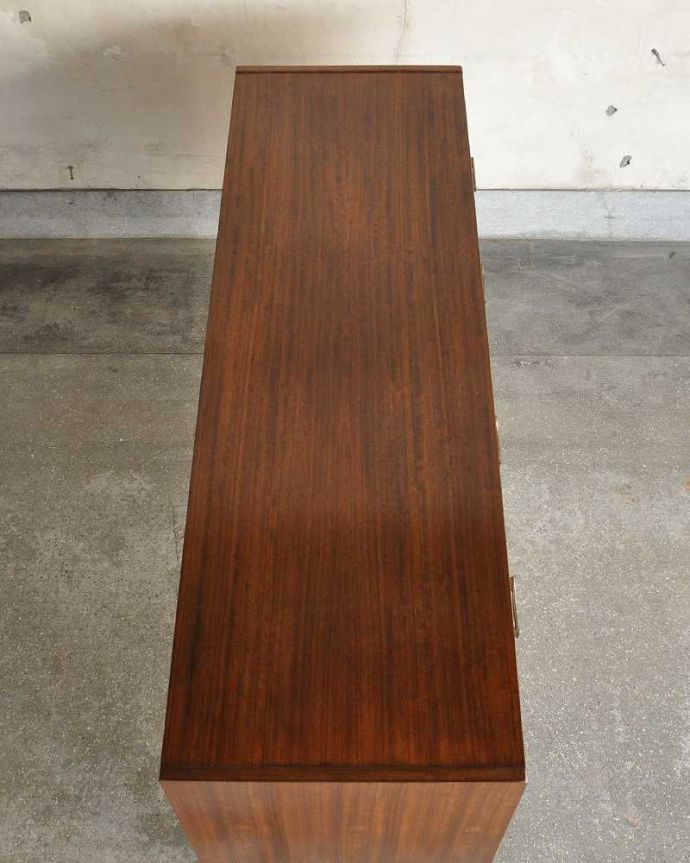 サイドボード アンティーク家具 ブラックのラインがカッコイイ、北欧テイストのヴィンテージサイドボード。天板もキレイに塗装を仕上げました。(k-1753-f)