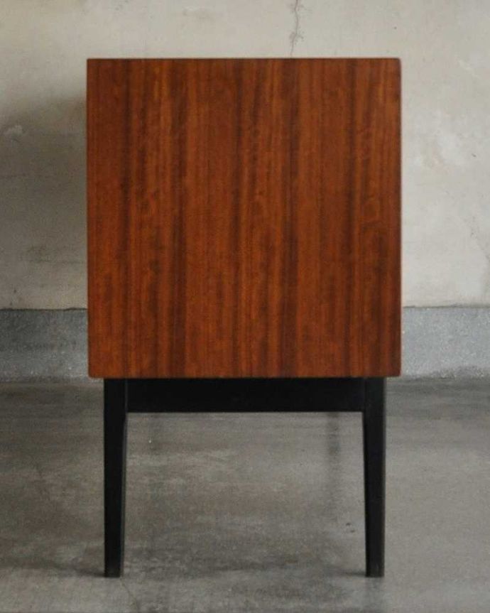 サイドボード アンティーク家具 ブラックのラインがカッコイイ、北欧テイストのヴィンテージサイドボード。サイドから見てもキレイな状態です。(k-1753-f)