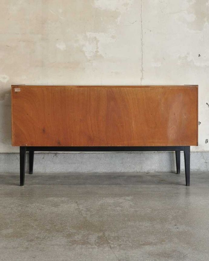 サイドボード アンティーク家具 ブラックのラインがカッコイイ、北欧テイストのヴィンテージサイドボード。アンティークは新品ではないので、もちろん経年変化によるキズはありますが、専門の職人が目立たないようキレイにお直しをしているので、後姿までキレイです。(k-1753-f)