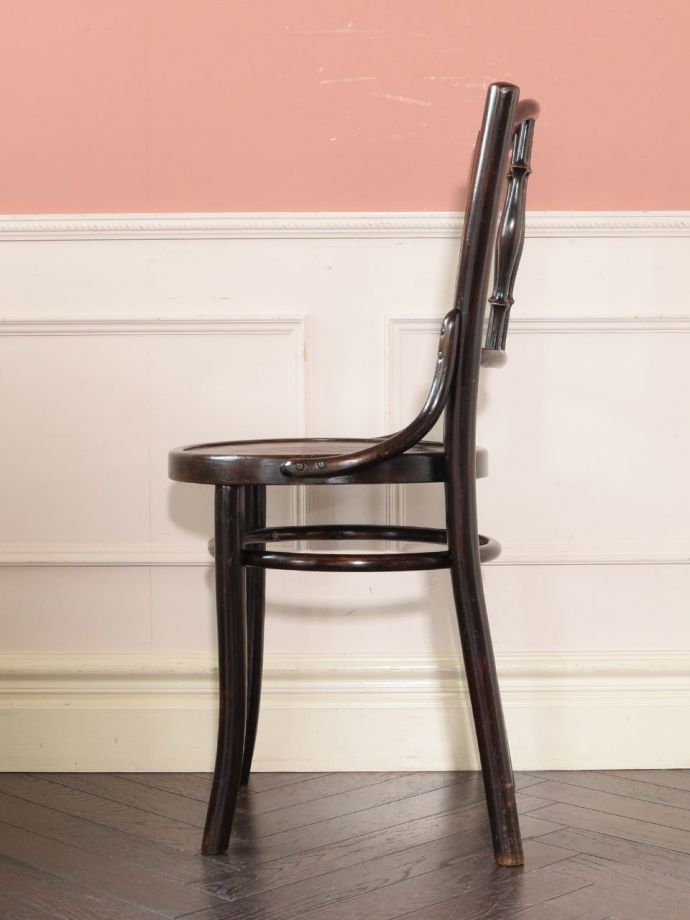 ベントウッドチェアの側面