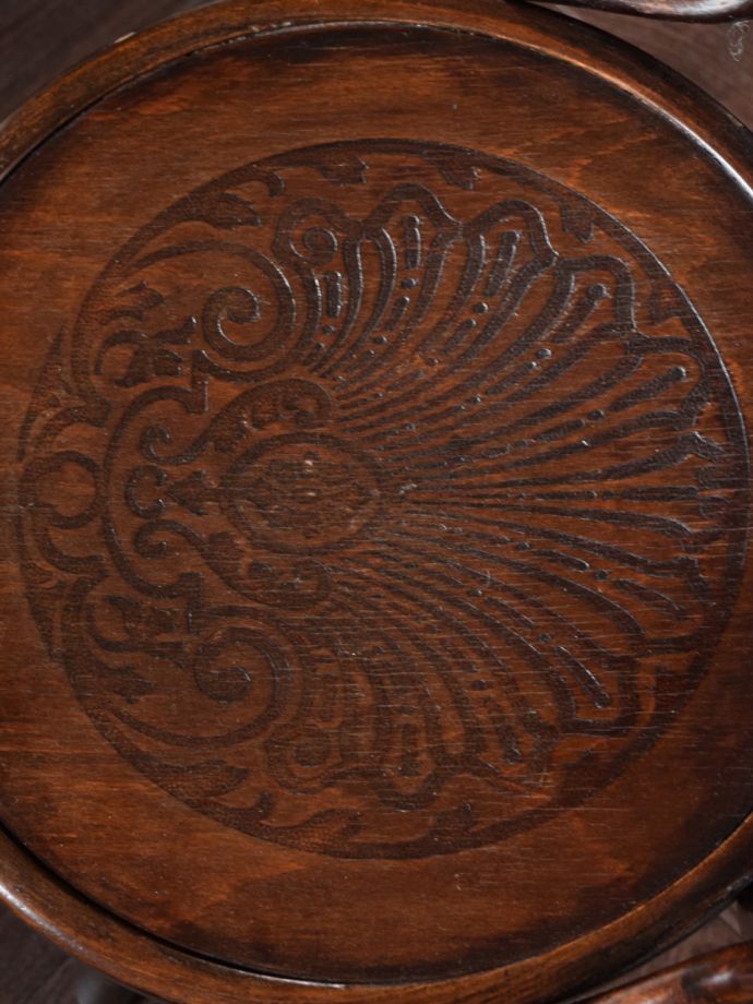 ベントウッドチェアの座面の模様