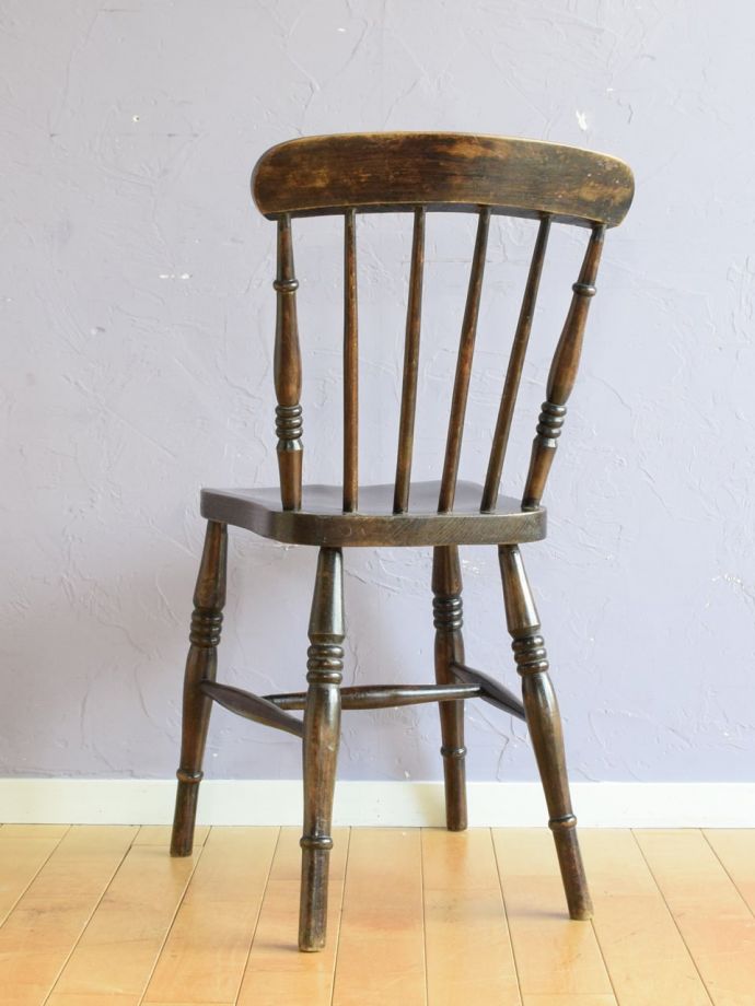 アンティークチェアの後ろ姿