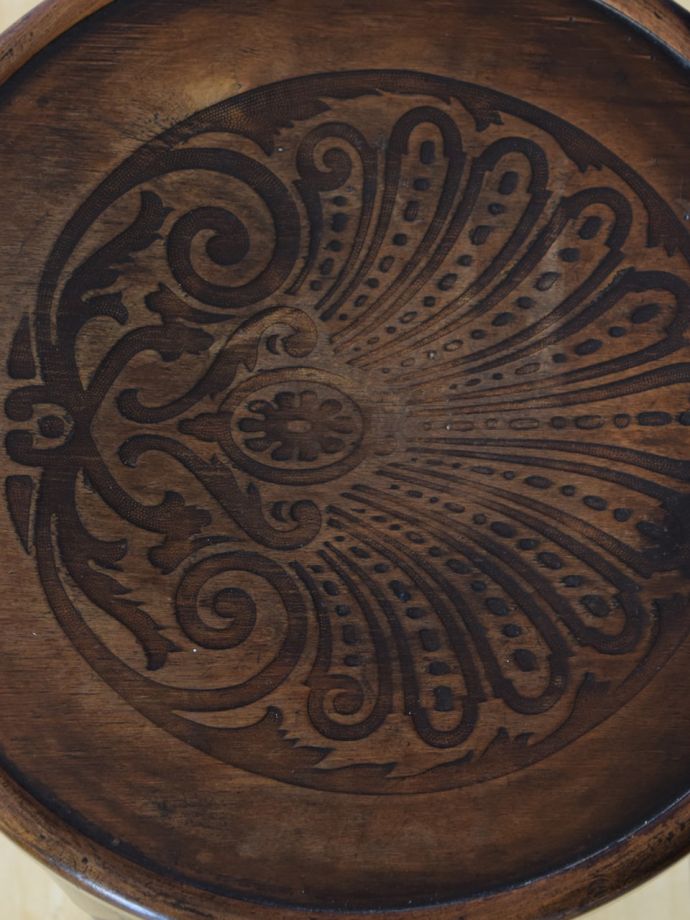 アンティークの椅子の座面の模様