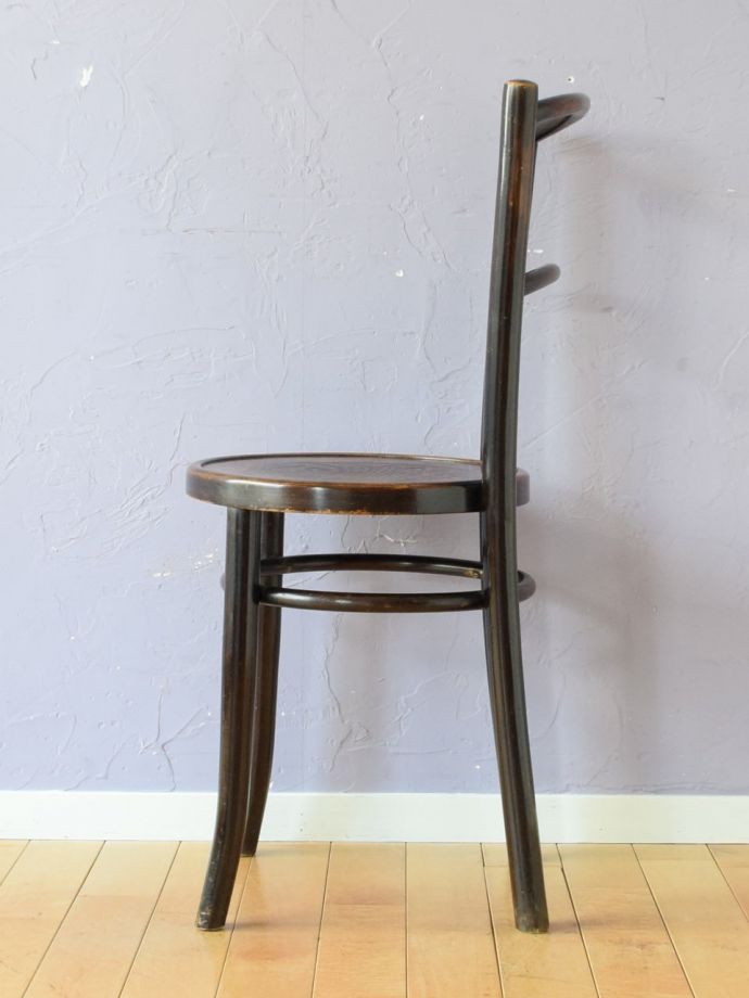 ベントウッドチェアの側面