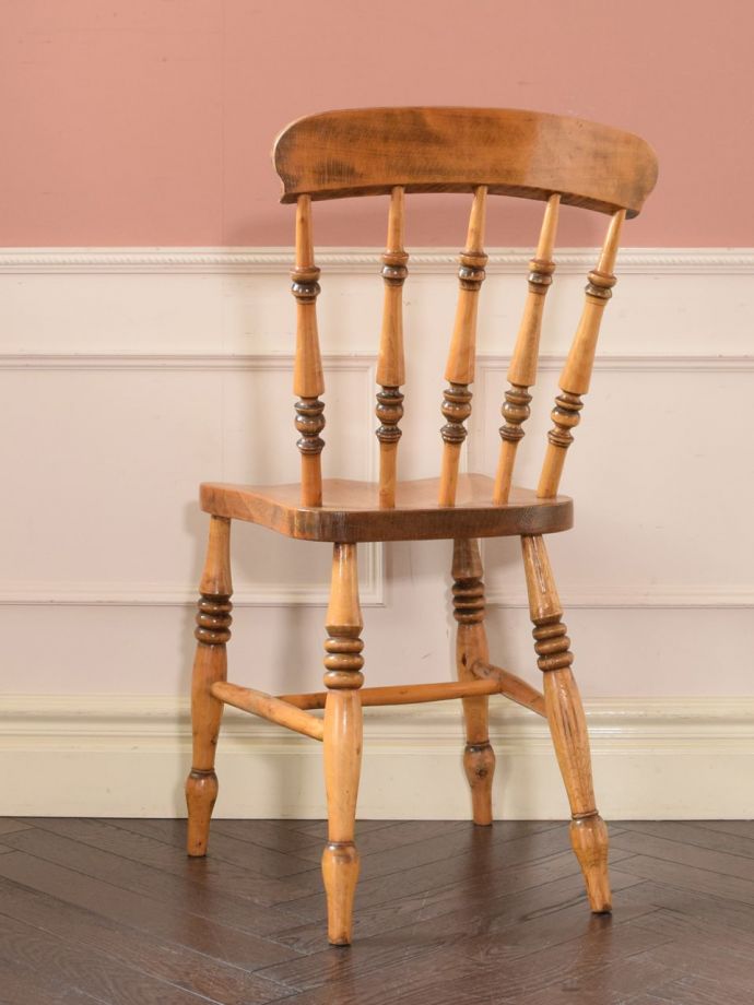 アンティークチェアの後ろ姿