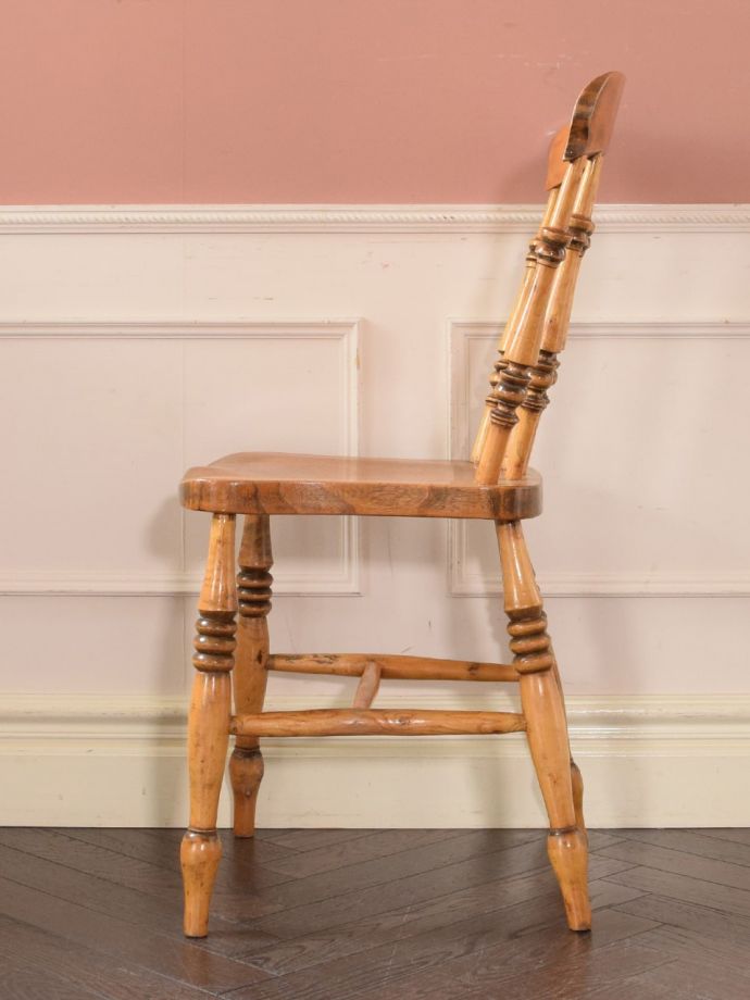 アンティークチェアの横顔