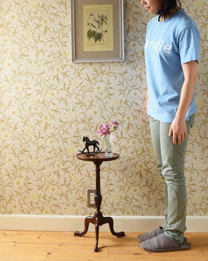 アンティークのテーブル　アンティーク家具　天板の美しい紋章が気品溢れるアンティーク　ティーテーブル、英国輸入家具。移動もラクラク！どこでも使える小さなテーブル持ち運び便利なワインテーブル。(k-1760-f)