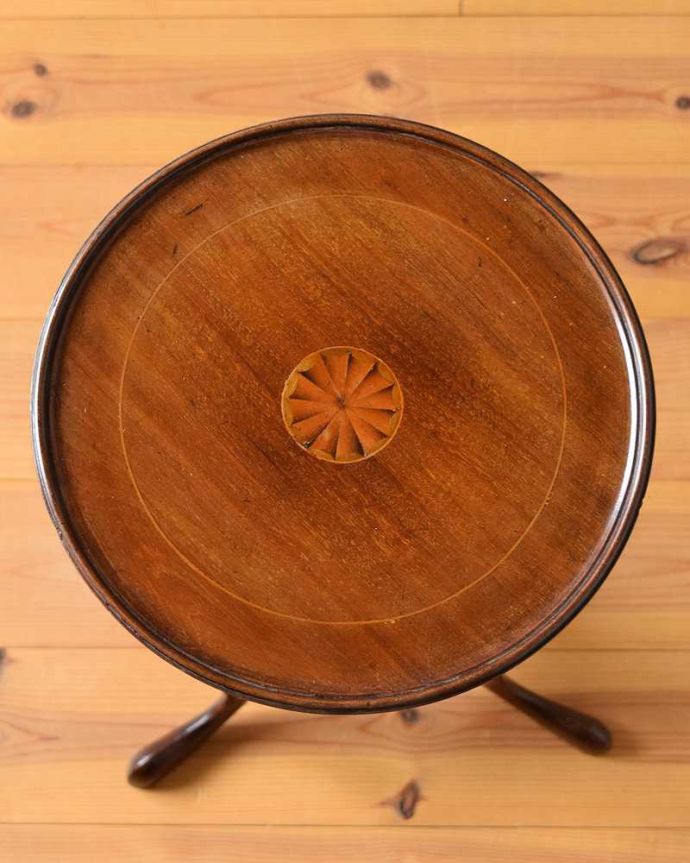 アンティークのテーブル　アンティーク家具　天板の美しい紋章が気品溢れるアンティーク　ティーテーブル、英国輸入家具。天板を上から見ると･･･天板はこんな感じで、ちょっとしたものを乗せて使うのに便利なサイズです。(k-1760-f)