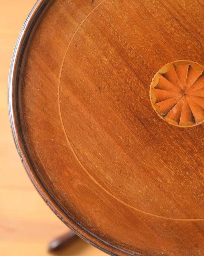 アンティークのテーブル　アンティーク家具　天板の美しい紋章が気品溢れるアンティーク　ティーテーブル、英国輸入家具。近づいて見てみると･･･天板の周りもアンティークらしく美しいデザイン。(k-1760-f)