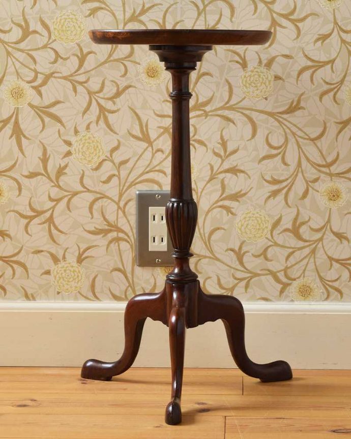 アンティークのテーブル　アンティーク家具　天板の美しい紋章が気品溢れるアンティーク　ティーテーブル、英国輸入家具。横から見ても優雅英国アンティークらしく横顔だって美しいんです。(k-1760-f)