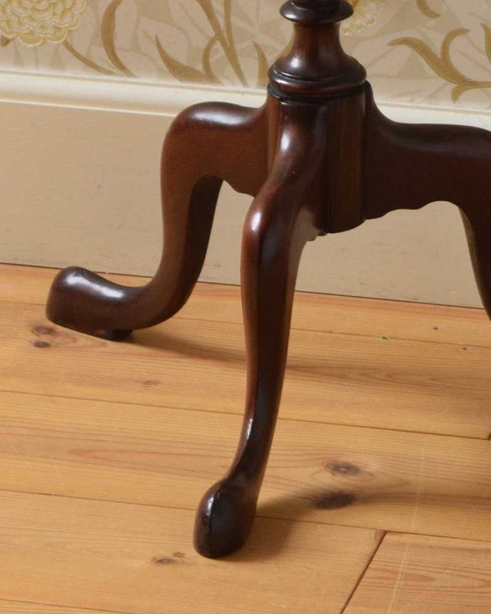 アンティークのテーブル　アンティーク家具　天板の美しい紋章が気品溢れるアンティーク　ティーテーブル、英国輸入家具。Handleの家具の脚の裏には･･･床にキズが付かないよう脚の裏にフェルトキーパーを付けてお届けしています。(k-1760-f)