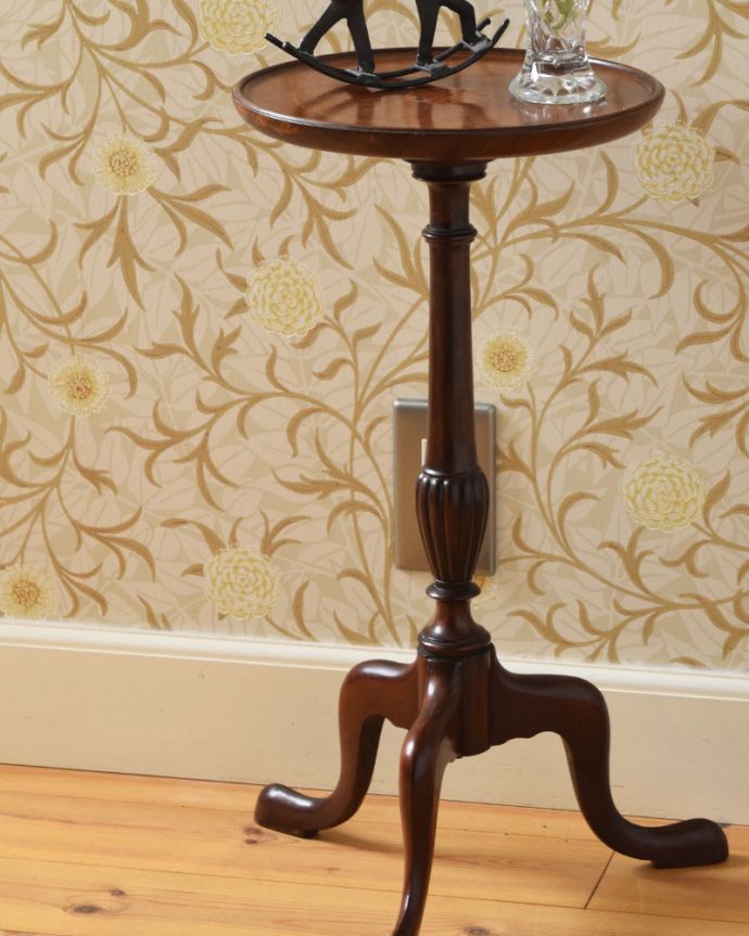 アンティークのテーブル　アンティーク家具　天板の美しい紋章が気品溢れるアンティーク　ティーテーブル、英国輸入家具。小さくてもアンティークの気品タップリ。(k-1760-f)