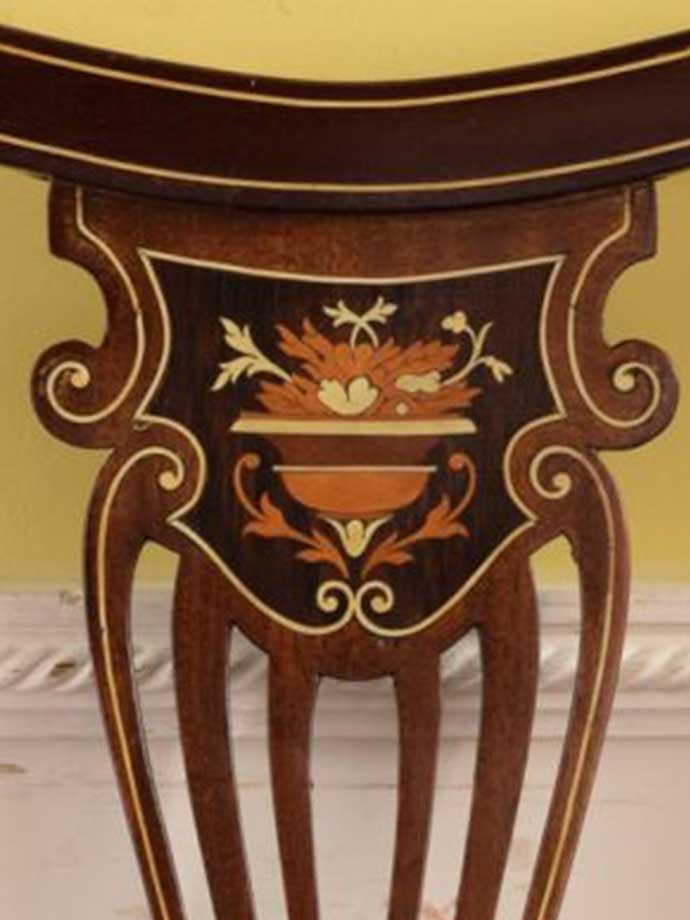 英国アンティーク家具らしい装飾