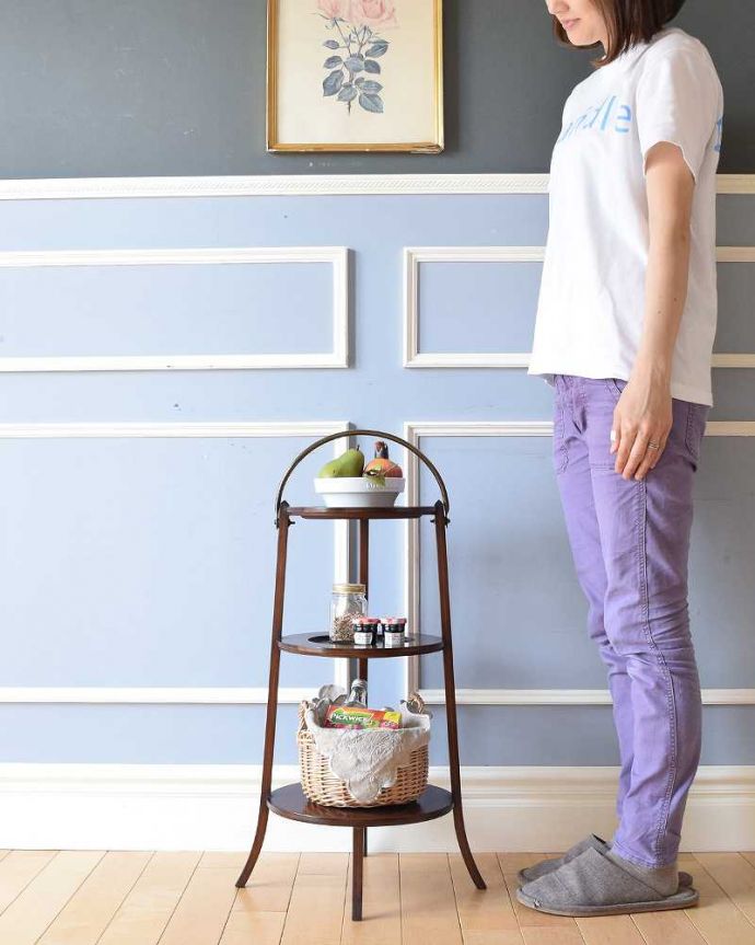 プランツスタンド・ケーキスタンド アンティーク家具 英国輸入のアフタヌーンティーアイテム、3段タイプのケーキスタンド(テーブル)。英国アフタヌーンティーのために作られた家具19世紀末に屋外でのアフタヌーンティーを楽しむために作られた木製のケーキスタンド。(k-1761-f)