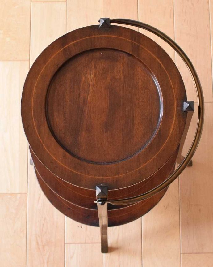 プランツスタンド・ケーキスタンド アンティーク家具 英国輸入のアフタヌーンティーアイテム、3段タイプのケーキスタンド(テーブル)。上から見るとこんな感じ小さくても、もちろん専門の職人がしっかり修復したのでピッカピカです。(k-1761-f)