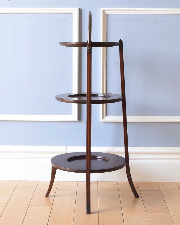 プランツスタンド・ケーキスタンド アンティーク家具 英国輸入のアフタヌーンティーアイテム、3段タイプのケーキスタンド(テーブル)。横から見るとこんな形アンティークは新品ではないので、経年変化によるキズはありますが、専門の職人がしっかり修復したのでキレイです。(k-1761-f)