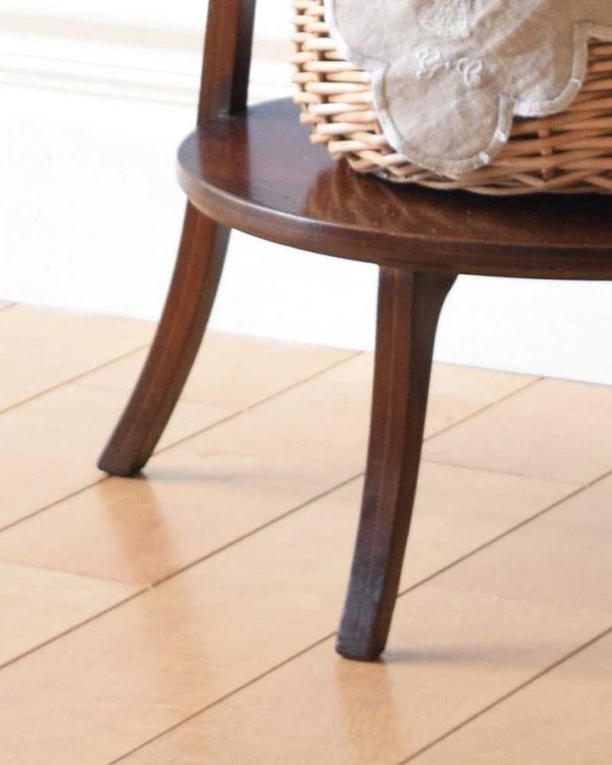 プランツスタンド・ケーキスタンド アンティーク家具 英国輸入のアフタヌーンティーアイテム、3段タイプのケーキスタンド(テーブル)。Handleの家具の脚の裏には・・・フェルトキーパーを貼ってお送りしていますので引きずっても床にキズが付きません。(k-1761-f)