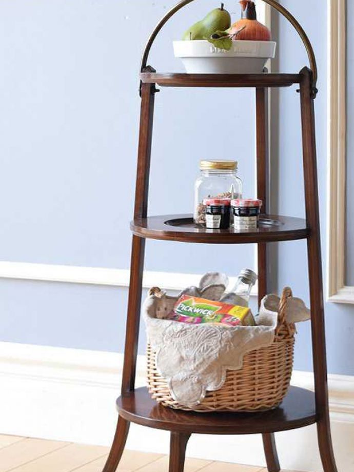 プランツスタンド・ケーキスタンド アンティーク家具 英国輸入のアフタヌーンティーアイテム、3段タイプのケーキスタンド(テーブル)。自分流の使い方で自由に楽しめますもともとお皿を乗せて運んで使っていた小さなアンティーク家具。(k-1761-f)