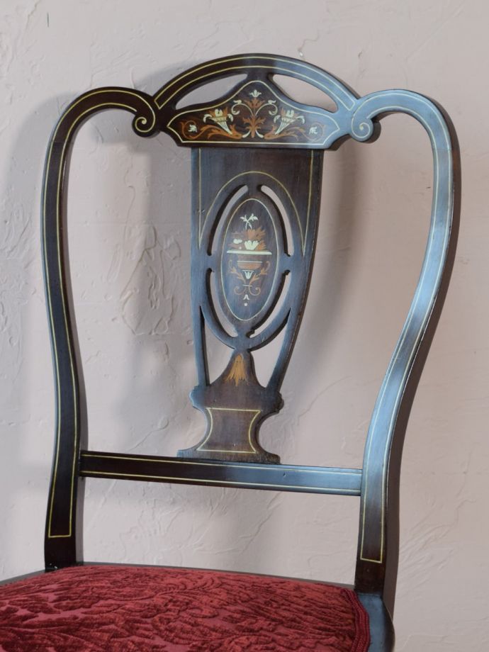 背もたれが美しいアンティークの椅子