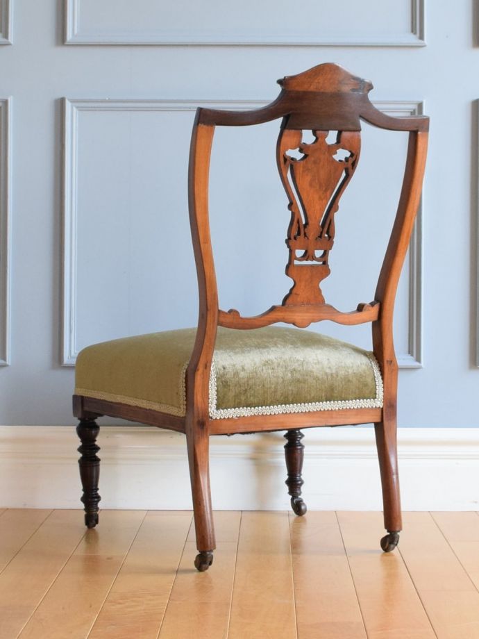 アンティークのサロンチェアの後ろ姿