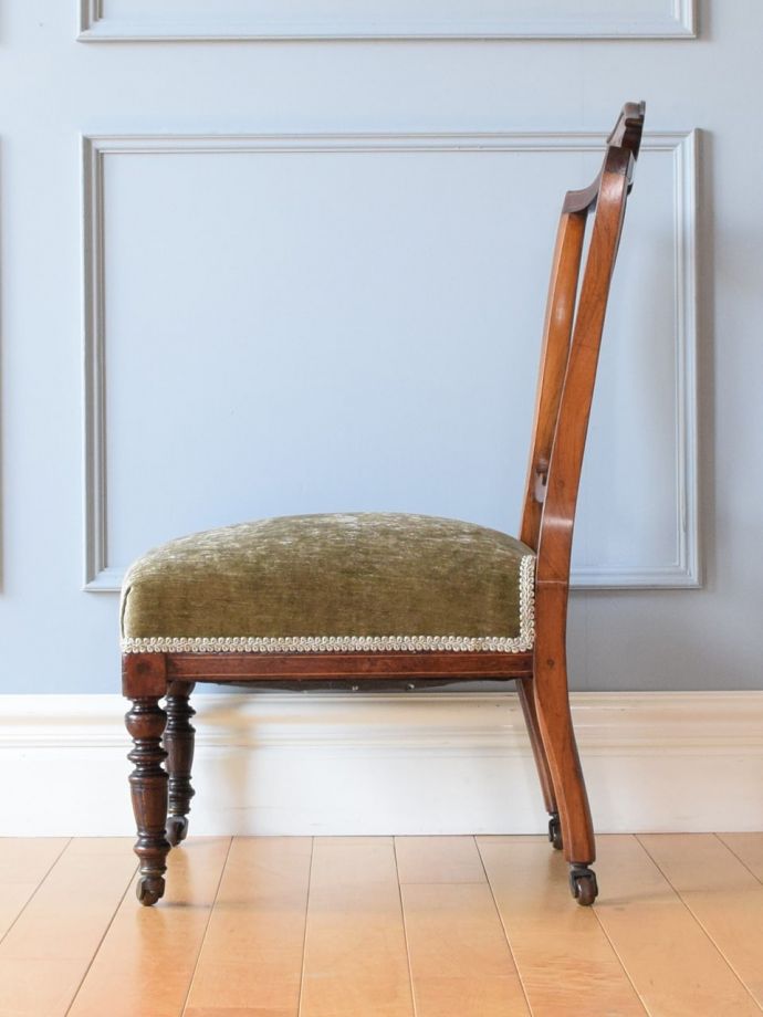 アンティークの椅子の側面