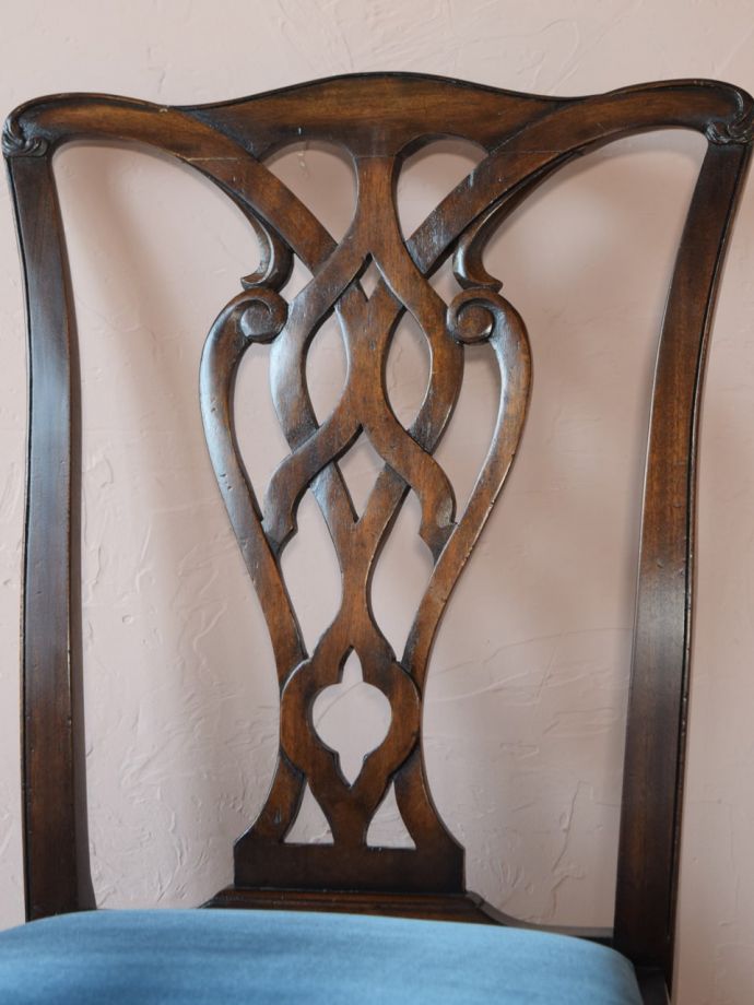 背もたれが美しいアンティークの椅子