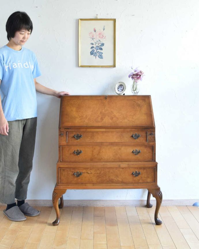 ビューロー　アンティーク家具　アンティークの英国家具、木目と曲線が優雅なライティングビューローデスク。1台でチェストとデスク両方使える便利な家具扉を倒すとあっという間にデスクになっちゃうビューロー。(k-1765-f)