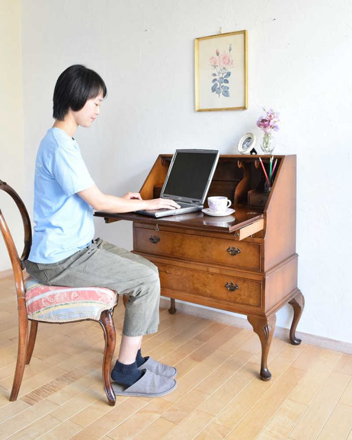 ビューロー　アンティーク家具　アンティークの英国家具、木目と曲線が優雅なライティングビューローデスク。あっという間に自分だけのデスクビューロー部分の扉を前に開くとデスクになっちゃう便利さ。(k-1765-f)