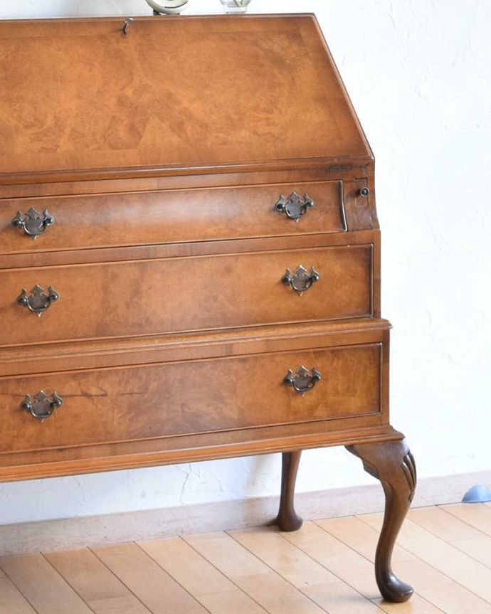 ビューロー　アンティーク家具　アンティークの英国家具、木目と曲線が優雅なライティングビューローデスク。アンティークだから手に入る木目の美しさ高級な木材の木目が美しい部分だけを使って造られたビューローは木目自体が装飾。(k-1765-f)