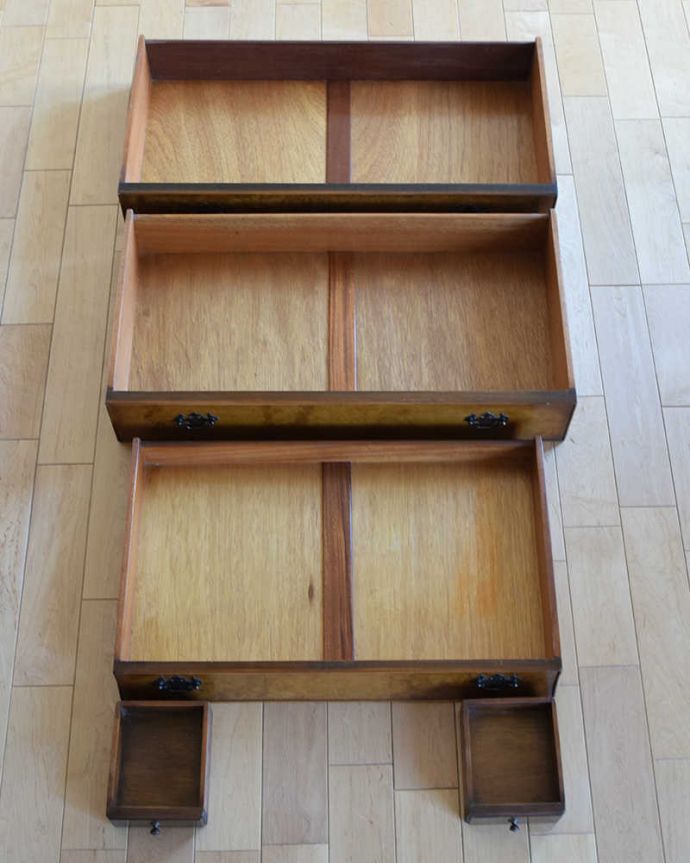 ビューロー　アンティーク家具　アンティークの英国家具、木目と曲線が優雅なライティングビューローデスク。普段の主役は収納たっぷりのチェストデスクとして使わない時も、たっぷりの引き出し収納が付いたビューローはチェストとして使えます。(k-1765-f)