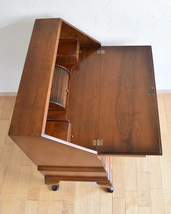 ビューロー　アンティーク家具　アンティークの英国家具、木目と曲線が優雅なライティングビューローデスク。気になるデスクの天板やっぱりデスクで一番気になるのが天板。(k-1765-f)