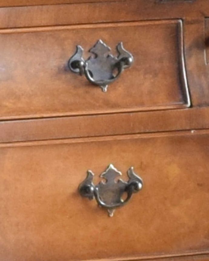 ビューロー　アンティーク家具　アンティークの英国家具、木目と曲線が優雅なライティングビューローデスク。いろんな場所にアンティークらしさ取っ手もアンティークらしいこだわったデザイン。(k-1765-f)