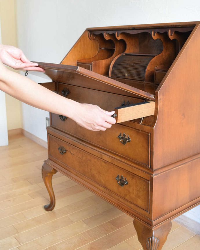 ビューロー　アンティーク家具　アンティークの英国家具、木目と曲線が優雅なライティングビューローデスク。あっという間に簡単デスクビューロー部分の扉を前に倒すだけで、デスクが登場！もちろん女性でも簡単です。(k-1765-f)