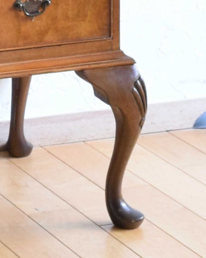 ビューロー　アンティーク家具　アンティークの英国家具、木目と曲線が優雅なライティングビューローデスク。女性１人でラクラ運べちゃうんですHandleのアンティークは、脚の裏にフェルトキーパーをお付けしています。(k-1765-f)