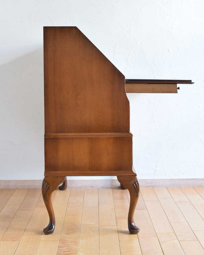 ビューロー　アンティーク家具　アンティークの英国家具、木目と曲線が優雅なライティングビューローデスク。横から見ても素敵なんですもちろん、横から見られてもいいようにキレイに仕上げてあります。(k-1765-f)