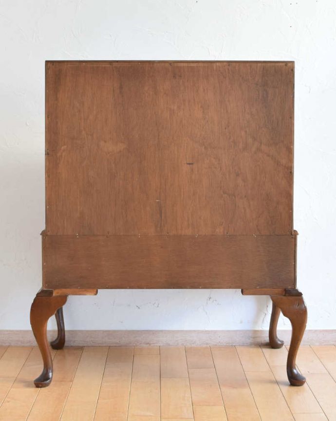 ビューロー　アンティーク家具　アンティークの英国家具、木目と曲線が優雅なライティングビューローデスク。後ろ姿もキレイですアンティークは新品ではないので、もちろん経年変化によるキズはありますが、見えない所も専門の職人がしっかり修復しました。(k-1765-f)