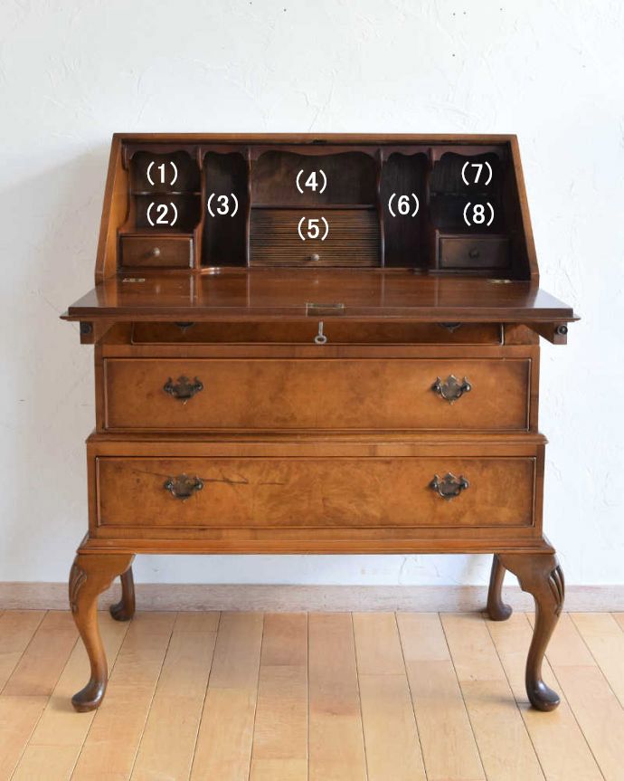 ビューロー　アンティーク家具　アンティークの英国家具、木目と曲線が優雅なライティングビューローデスク。お片付け上手になっちゃう仕掛け扉を倒すと細々としたものが整理整頓しやすいように細かく仕切られています。(k-1765-f)