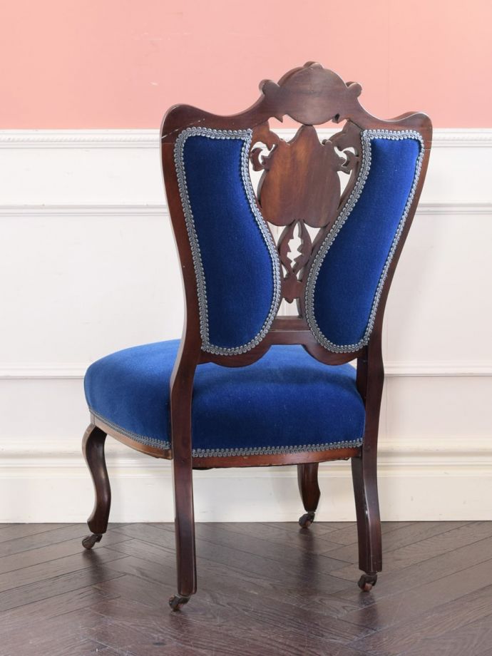 アンティークのサロンチェアの後ろ姿