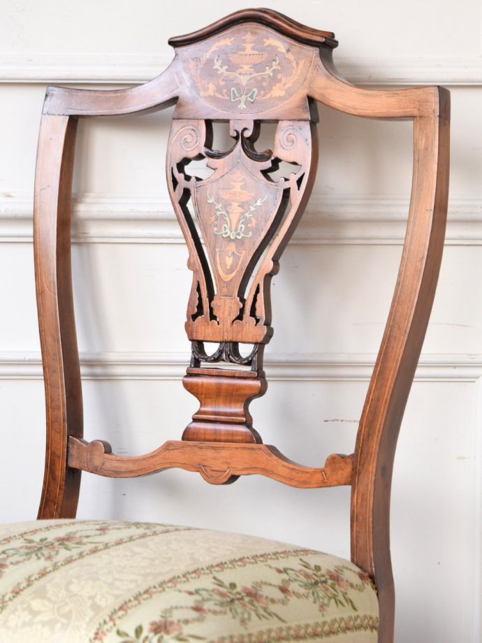 背もたれが美しいアンティークの椅子