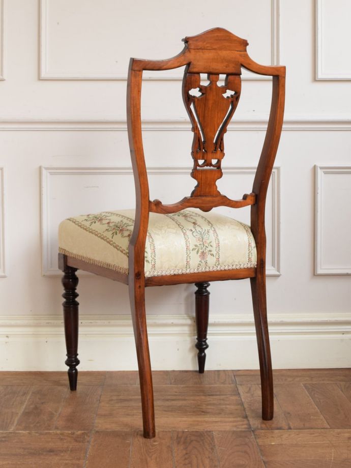 アンティークのサロンチェアの後ろ姿