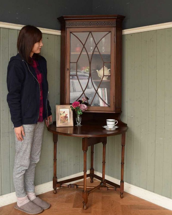 アンティークのキャビネット　アンティーク家具　お部屋のコーナーを彩るテーブル付きの美しいキャビネット、英国アンティーク家具。お部屋を角から格上げしてくれますインテリアの素敵な国から来た家具は使い方も美しい･･･お部屋の角から華やかな雰囲気を作ってくれます。(k-1767-f)